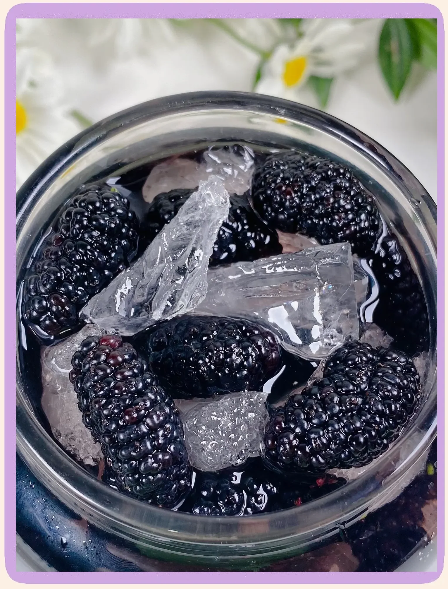 桑葚干泡酒成品展示：透明玻璃罐与酒杯中的深紫红色酒液_1