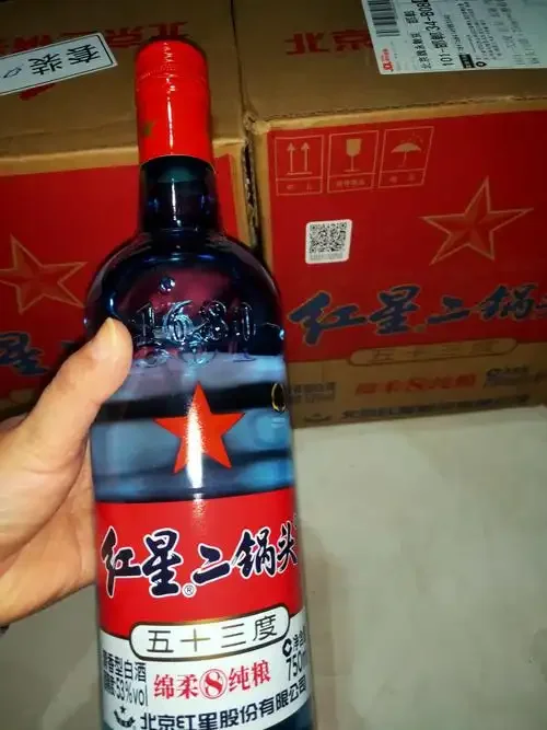 酿酒师正在检查发酵中的粮食混合物，高粱、玉米等谷物清晰可见，展示了粮食酒酿造的核心环节。_1