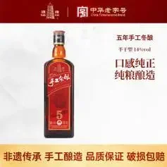 不同档次冬酿酒对比展示，包含桂花、糯米等原料，背景是酿酒工具和冬日景象_1