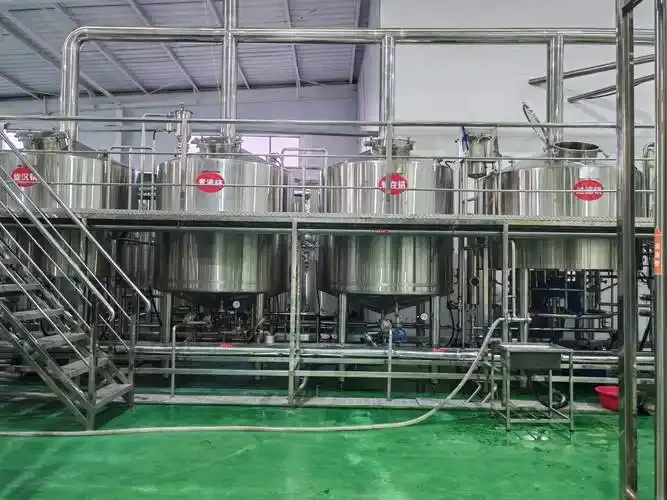 小型精酿啤酒坊内景，展示全套不锈钢啤酒酿造设备，酿酒师正在操作_1