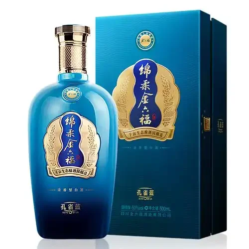 一瓶孔雀蓝酒与酿酒原料高粱、酒曲的特写静物照片_1