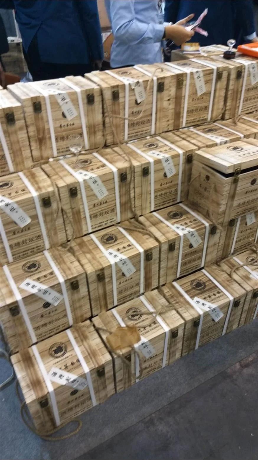 传统酿酒作坊内，用红布和黄泥密封的陶制封坛酒与旁边散落的酒糟特写_1