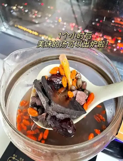 巴戟杜仲泡酒配方药材展示：玻璃罐中装有巴戟天、杜仲、枸杞等药材浸泡于琥珀色酒液中_1