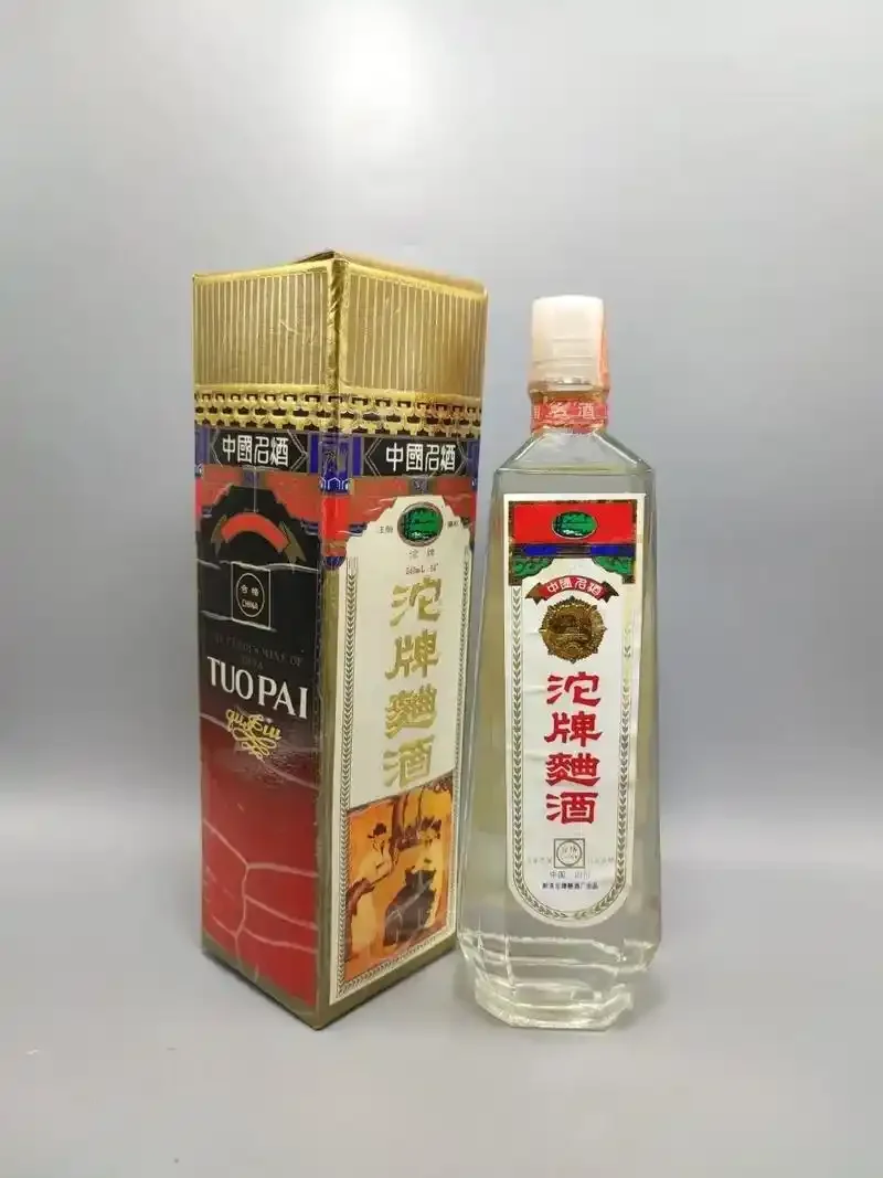 刚制作好的麦曲特写，白色菌丝在谷物上自然生长，展现传统酿酒技艺的精髓_1
