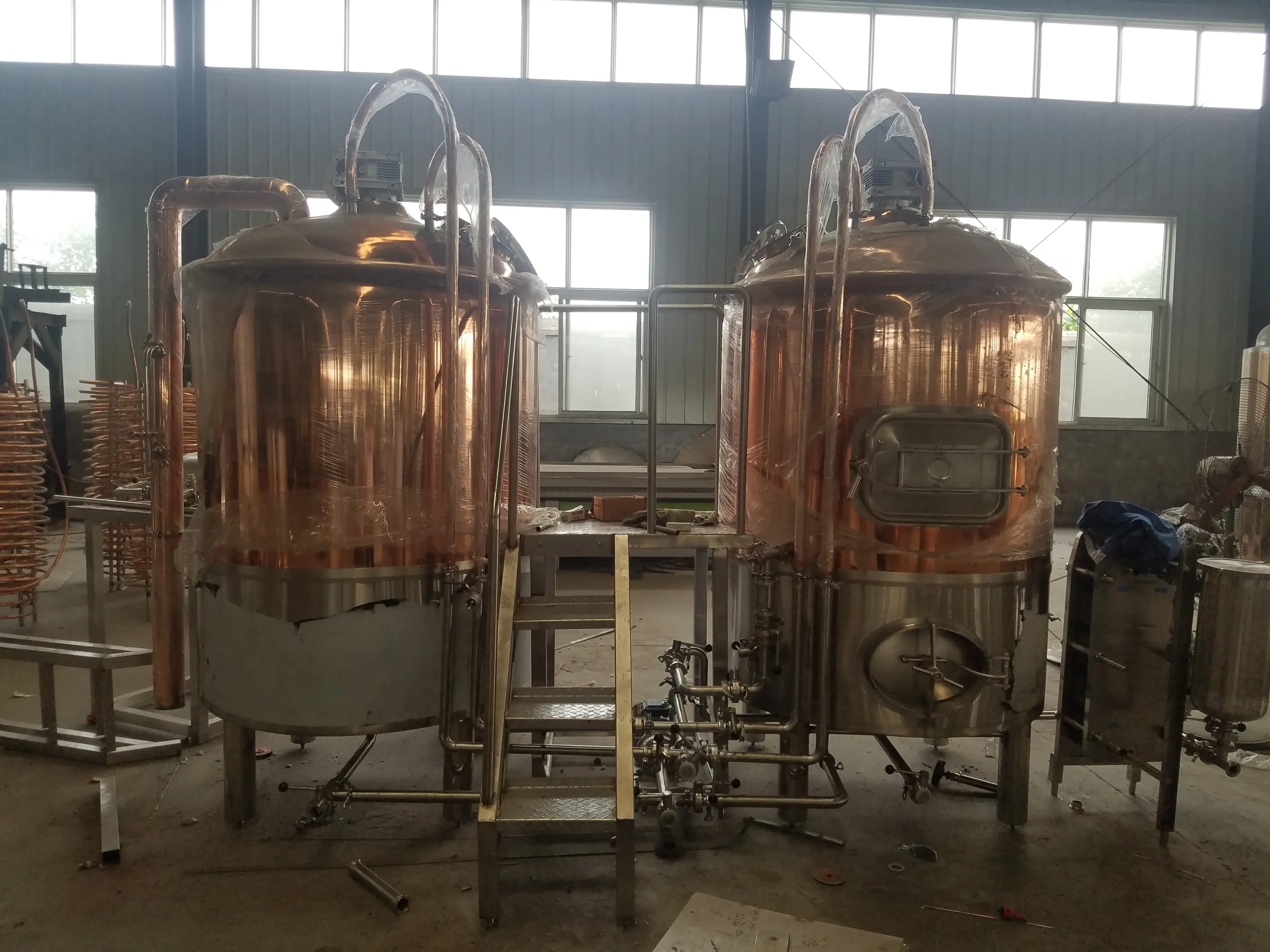 小型三桶啤酒酿造设备在家庭工作室中的展示图_1