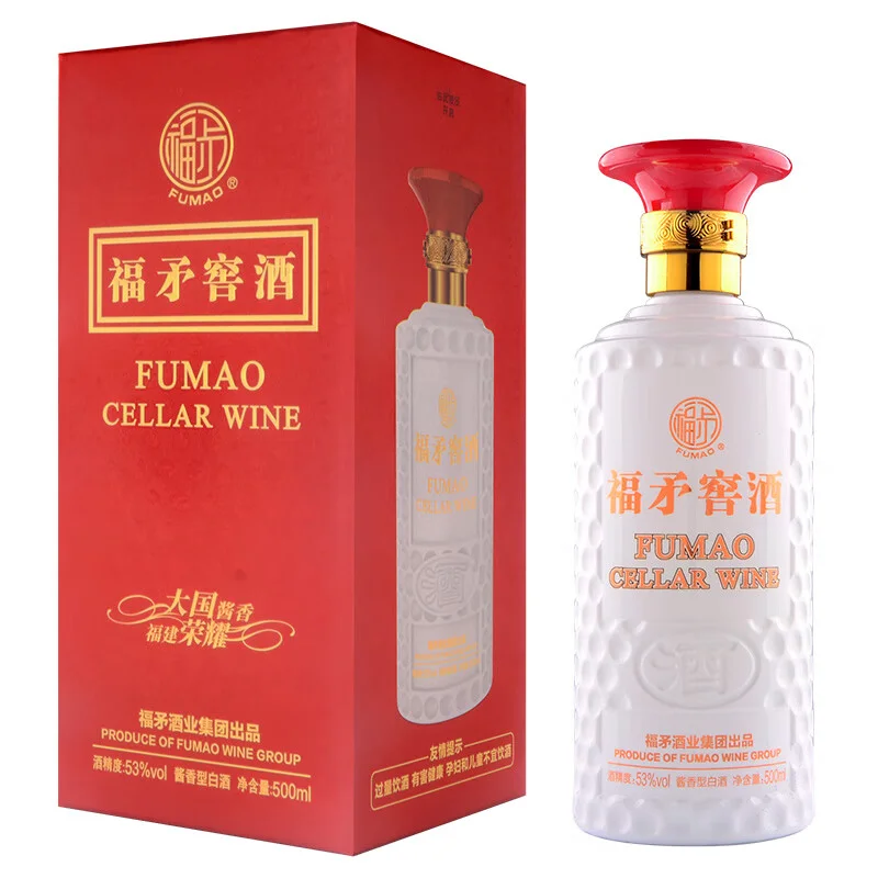 资深酿酒师在酒窖中进行酱香定制酒的酒体调和与品评_1