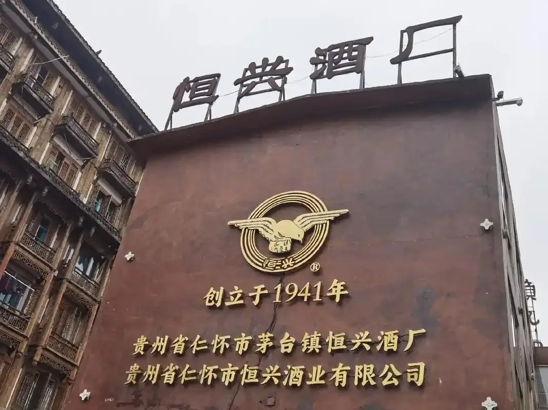 酿酒车间内，老师傅正在查看陶坛中的酒醅，体现了固态发酵的传统工艺细节_1