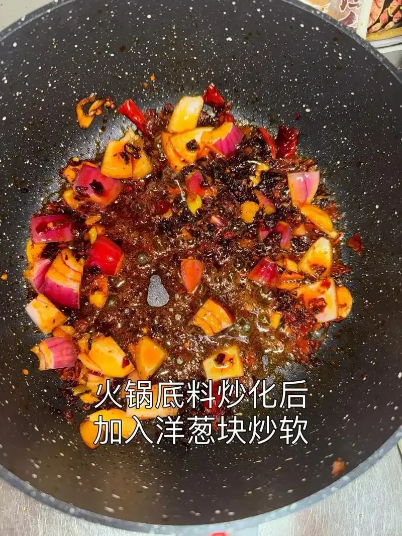 刚出锅的白酒烧虾，虾身红亮，汤汁浓郁，旁边配有一瓶白酒，展现家常美食的诱人瞬间。_1