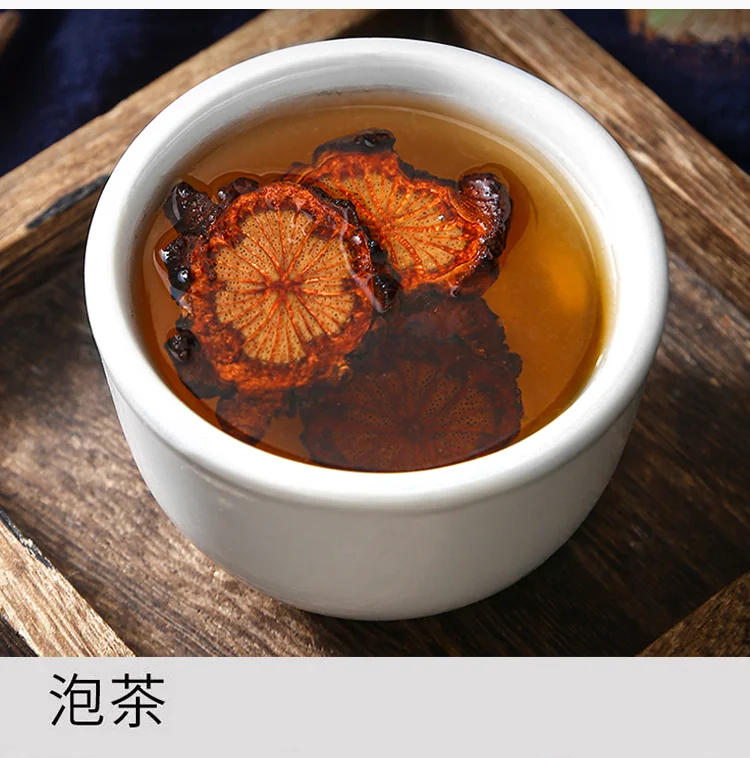 穿地血根茎浸泡入白酒的酿造过程特写,展示传统药酒制作的关键步骤_1
