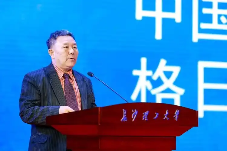 倒置的破碎红酒杯与禁止酒驾标志，象征着酒驾导致的危险与法规的严肃性。_1