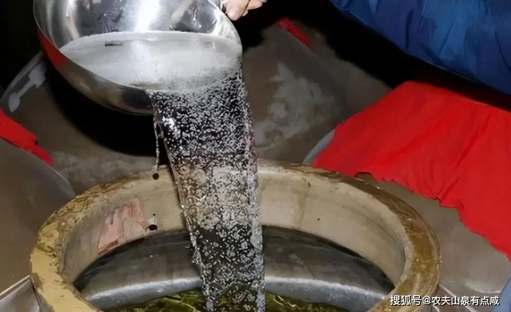 酿酒师在白酒生产车间进行安全隐患排查工作_1