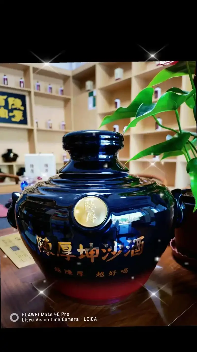 酿酒师正在处理用于酿酒的高粱原料，展示传统酿酒工艺中原料准备的关键步骤_1