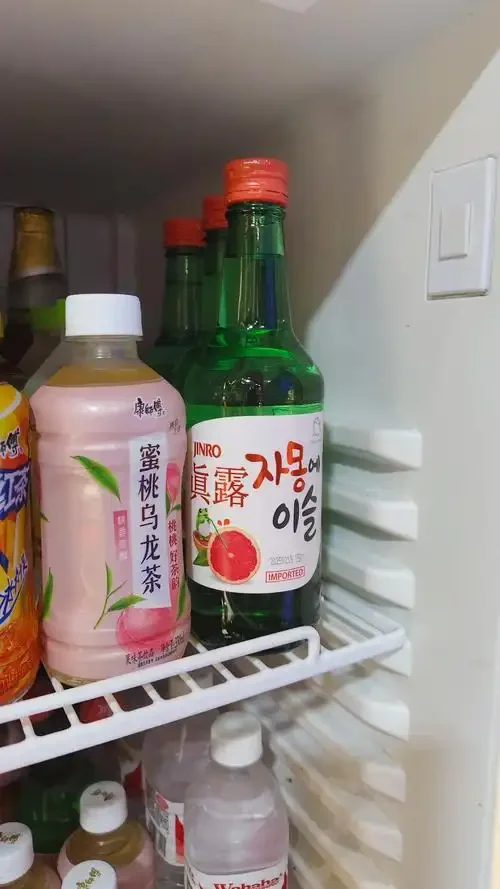 真假真露烧酒瓶盖细节对比图：左侧真品瓶盖压纹清晰，喷码锐利；右侧假货瓶盖边缘粗糙，印刷模糊。_1