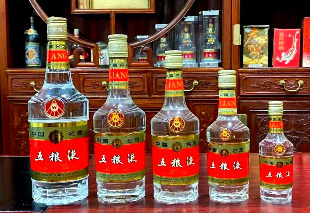 一瓶年份酱香型白酒在老木酒柜上的特写，光线温暖，凸显其收藏价值与岁月感_1