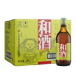 黄酒与白酒对比图：青瓷杯中的琥珀色黄酒与陶瓷杯中的无色白酒并置，旁有酒曲和高粱，展示两种酒的典型外观差异。_1