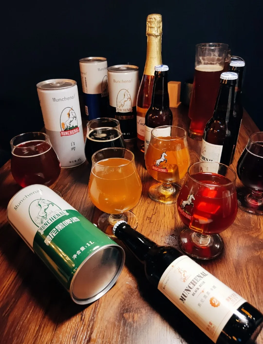 家庭精酿啤酒酿造场景：发酵桶、麦芽、酒花和测量工具_1