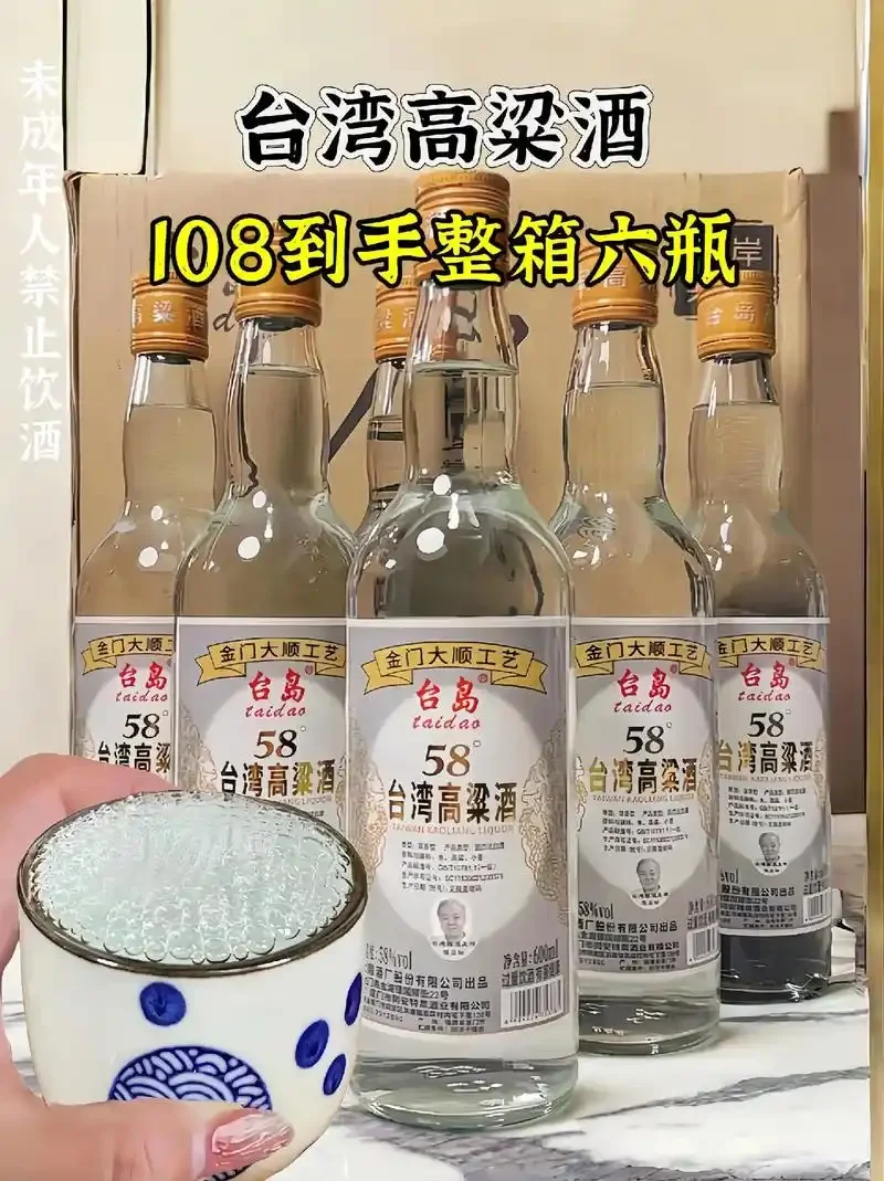 家庭酿酒场景：一个透明玻璃罐中，红高粱酒醅正在发酵，表面有细小气泡，背景是简单的陶坛和高粱原料_1