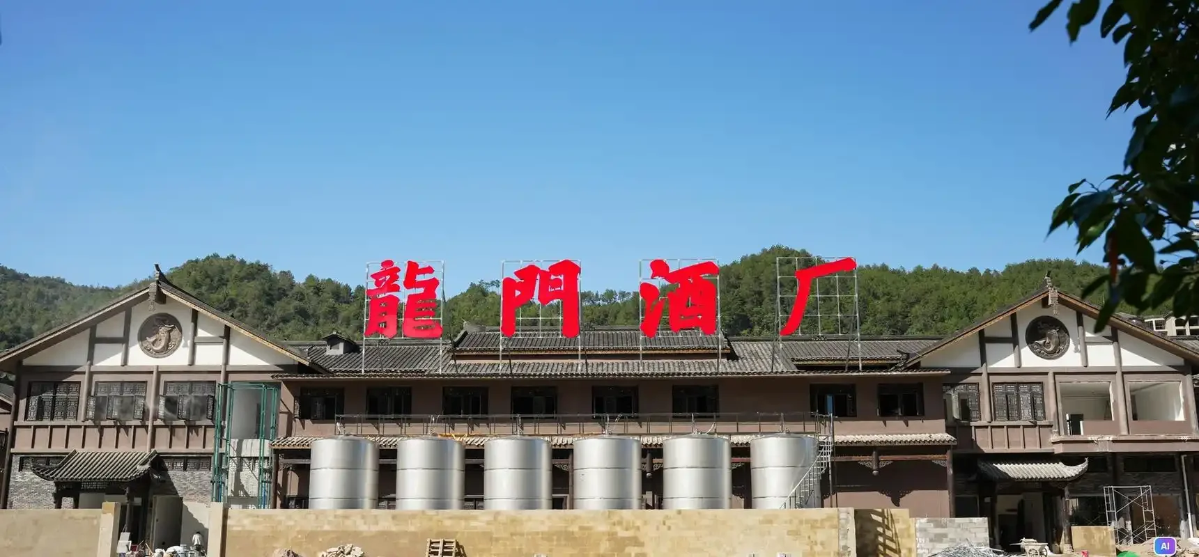 南楼山酿酒师在小酒坊内专注测量酒精度数，展示家庭式小酒坊的整洁与专业操作环境_1
