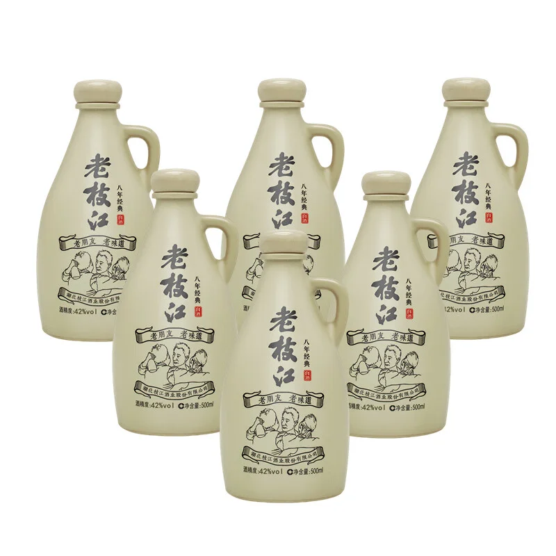 传统固态发酵酒醅与清澈固态法白酒的对比图,展示了从粮食到酒的真实过程。_1