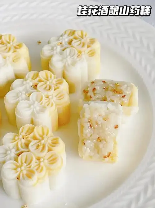 刚出锅的自制酒酿桂花糕，松软洁白，点缀着金黄色桂花，热气腾腾。_1