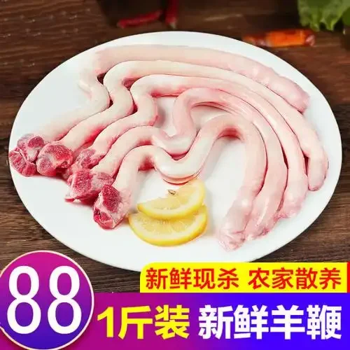 一个装有新鲜羊鞭、黄精和枸杞的透明玻璃泡酒罐，旁边是红枣和高粱酒，展示家庭自制养生酒的准备过程。_1