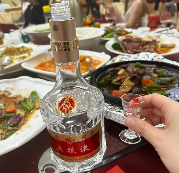 专业酒窖中，透明酒坛与酒精度计及实测记录本特写，直观展示白酒储存一年后酒精度变化的测量场景_1