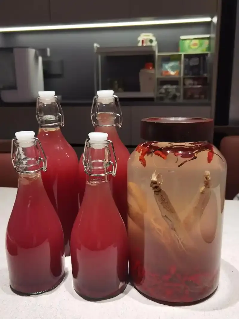 南楼山酿酒师拍摄：一坛正在浸泡中的人参米酒，琥珀色的酒液与清晰的人参根须，展示家庭自酿的专业细节。_1