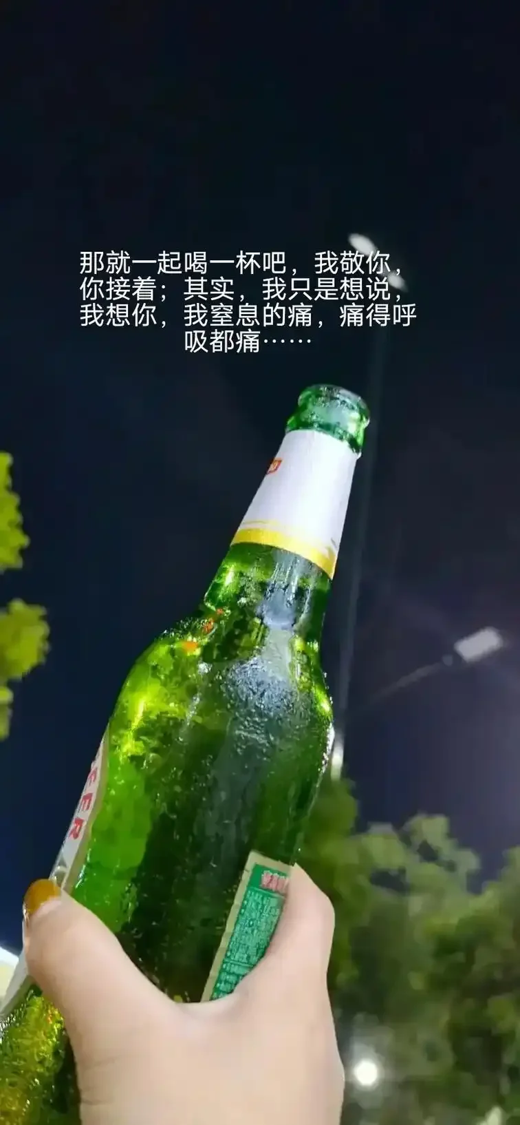 酿酒师在传统酒窖中向橡木桶注入新酒，进行陈化过程的场景_1