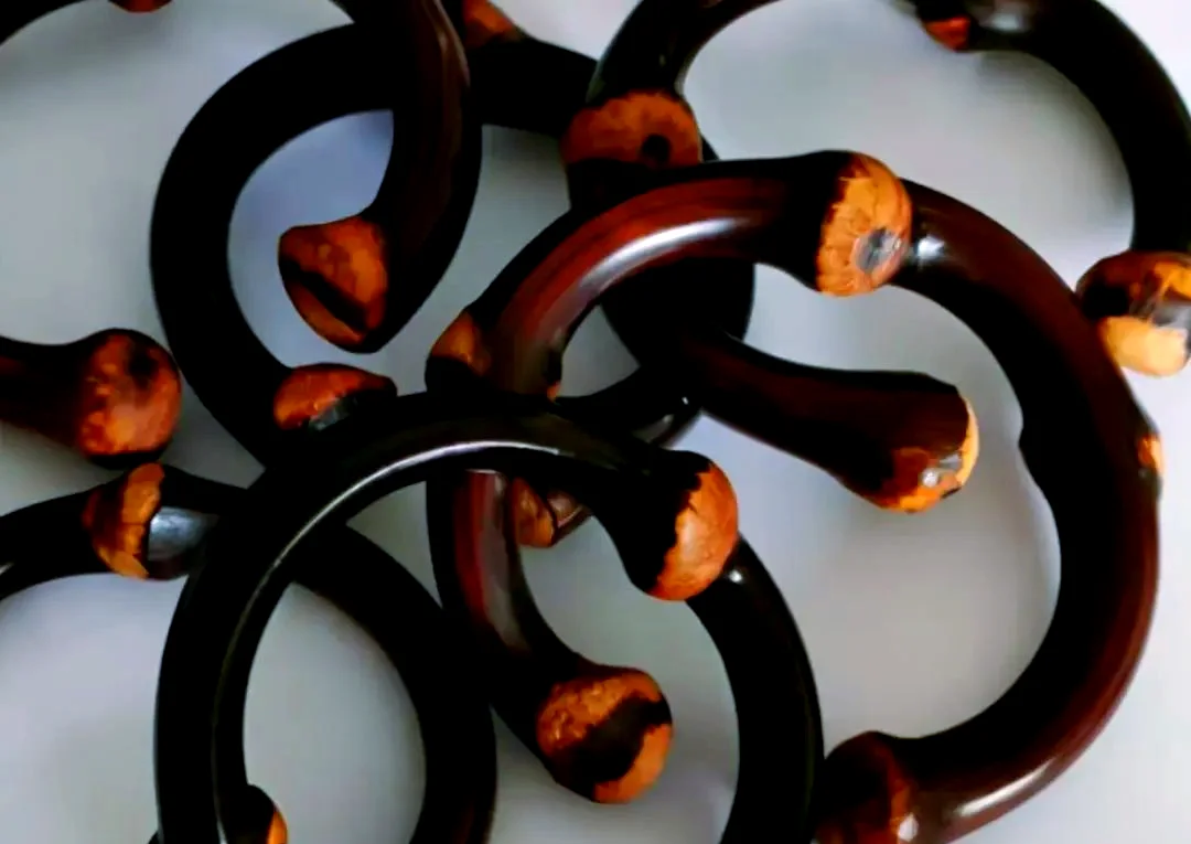 一瓶正在浸泡中的金刚藤泡酒，根茎清晰可见，色泽红润透亮。_1