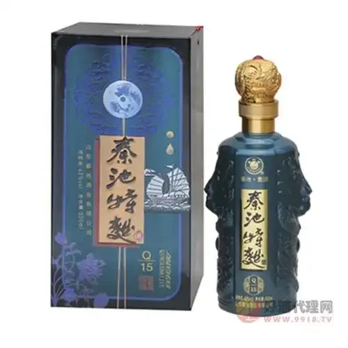 秦池35度品鉴酒在品酒杯中的清澈酒体特写，背景有酿酒原料作为衬托。_1