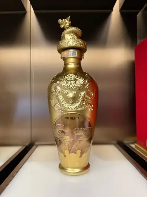 酒架上整齐摆放的几瓶有年份标签的白酒，暖光照射下显得宁静而有故事感_1