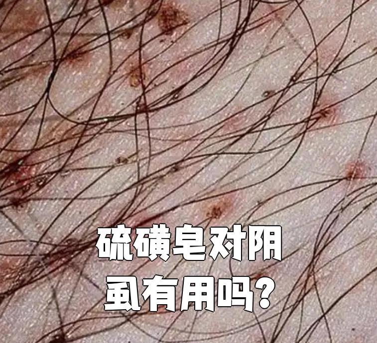 酿酒师正在检查刚蒸馏出的高粱酒醅，展示传统白酒酿造的关键步骤_1