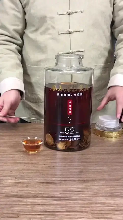玛卡切片与冰糖在酿酒工作台上的特写，用于泡酒的玻璃瓶在一旁_1