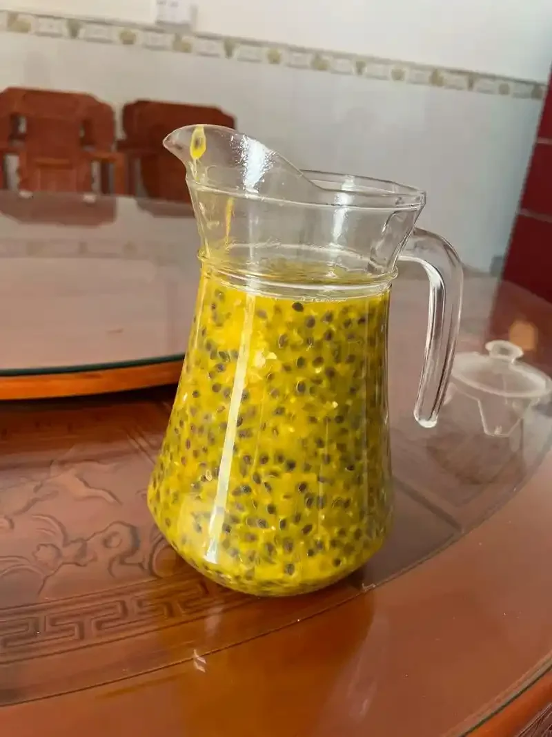 广西米酒家庭制作的核心步骤：蒸好的米饭与酒曲混合后开始发酵的场景_1