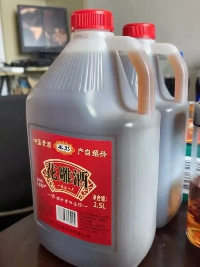 酿酒师在传统酒坊中查看发酵中的黄酒，琥珀色酒液在陶缸中，展现传统酿造过程_1