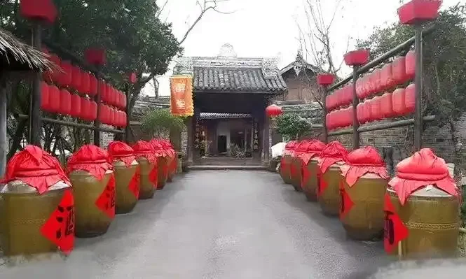 老酿酒师在蒸汽缭绕的小作坊中翻动酒甑，专注而富有经验_1