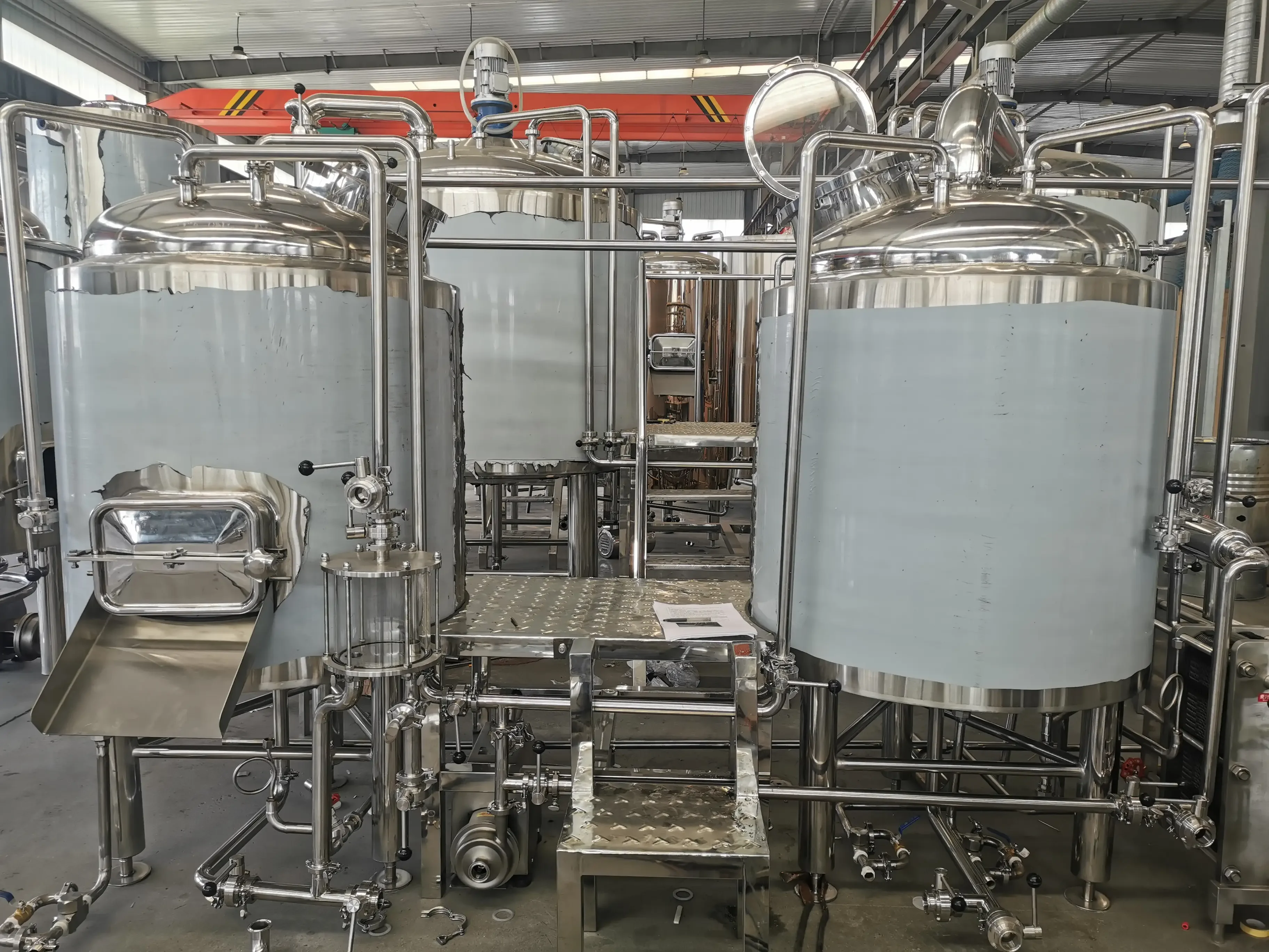 小型啤酒生产车间内部，展示不锈钢糖化锅、发酵罐等核心酿造设备_1