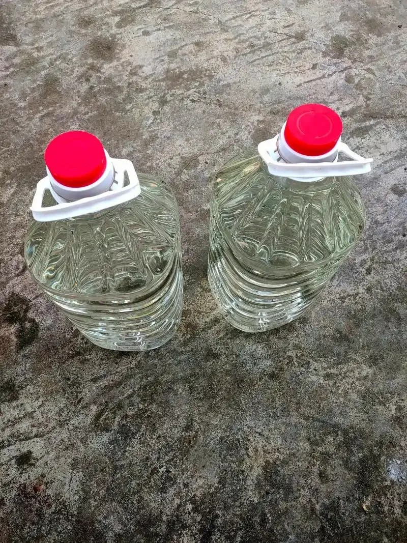 对比展示苞谷（玉米）和高粱两种酿酒原料，以及一碗清澈的白酒，直观呈现原料与成品的关系。_1