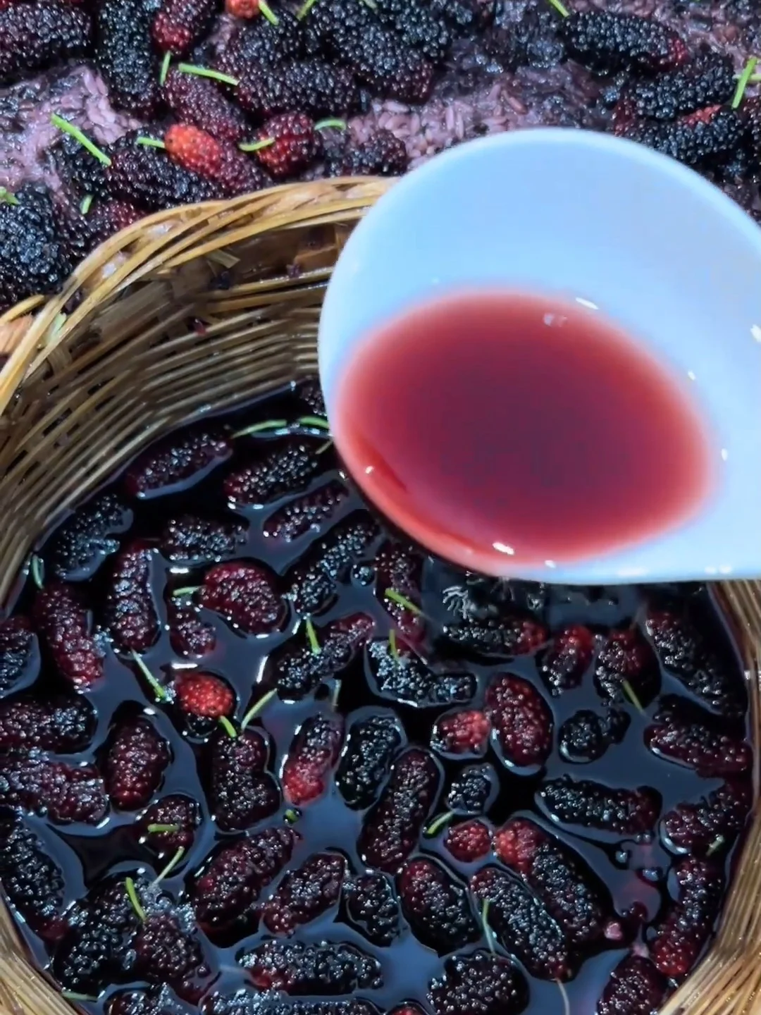 家庭自制桑葚红枣泡酒特写，玻璃罐中桑葚与红枣在琥珀色酒液中清晰可见。_1