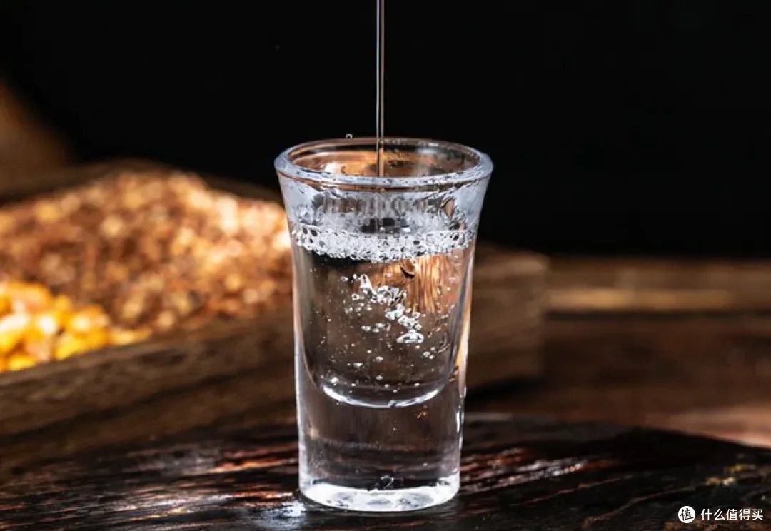 酿酒师正在观察散装白酒的酒花_1
