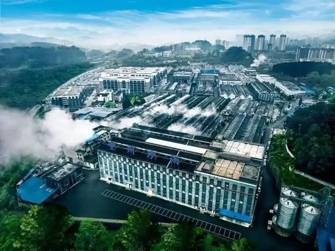 大型现代化酿酒厂车间内部景象，整齐排列的发酵容器与专业工人，展现贵州中心酿酒集团的规模与规范化生产场景。_1