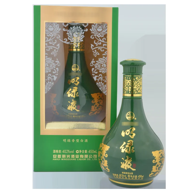 明绿香型白酒价格对比图:左侧展示酿酒原料绿豆、酒曲及陶坛,右侧陈列从低到高三个价位的明绿香型白酒瓶,直观体现工艺原料与最终产品价值的关系。_1