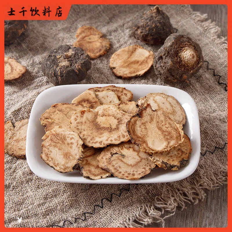 玛卡泡酒饮用展示：一小杯琥珀色酒液与玛卡切片_1