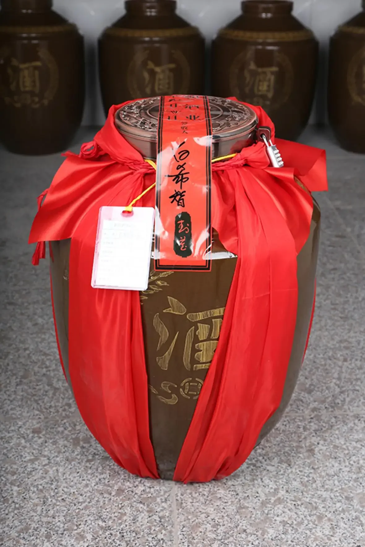 酿酒师正在用传统黄泥封坛，展示古法封坛酒的关键步骤。_1