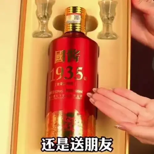酿酒师正在酱香型酒酿造车间进行高温堆料操作，展示传统工艺的核心环节_1