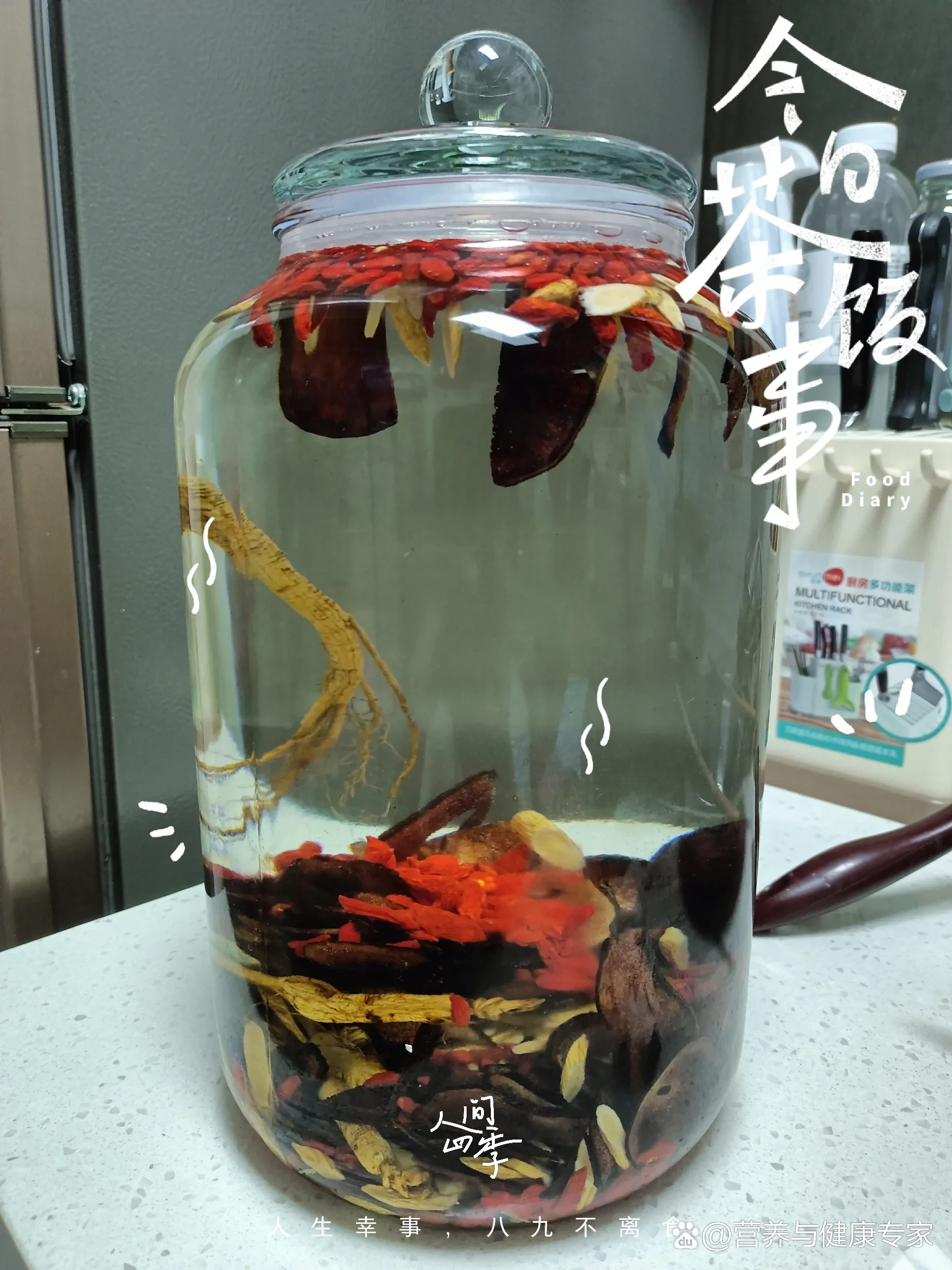 人参鹿鞭酒泡制过程展示：玻璃罐内浸泡的人参、鹿鞭及其他辅料，展现传统滋补酒的泡制方法。_1
