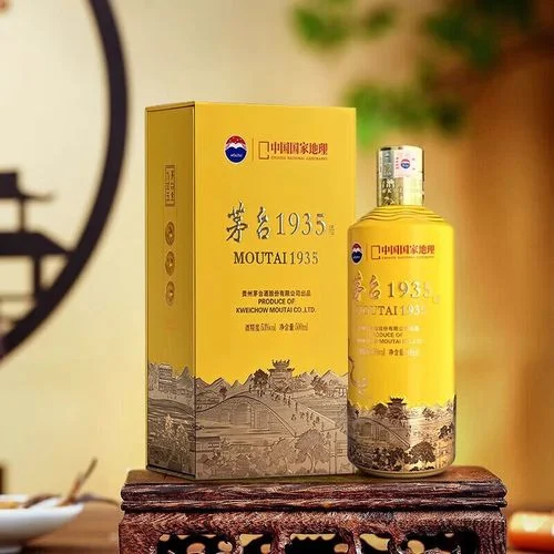 贵州酱香酒酿造现场：酿酒师傅在蒸汽缭绕的窖池旁进行摊晾拌曲操作，前景是核心原料红缨子高粱。_1