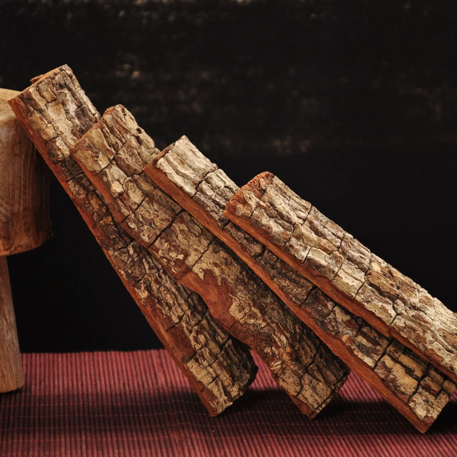 卡宾达树皮与鹿茸在透明玻璃酒罐中浸泡的实景特写，展示药材与酒液的融合状态。_1