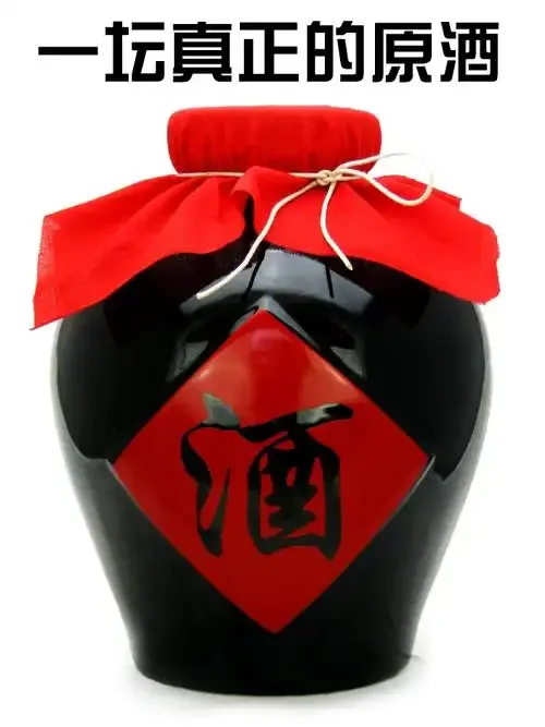 酿酒师在传统车间里检查不同材质（陶瓷与土陶）的装酒坛子_1