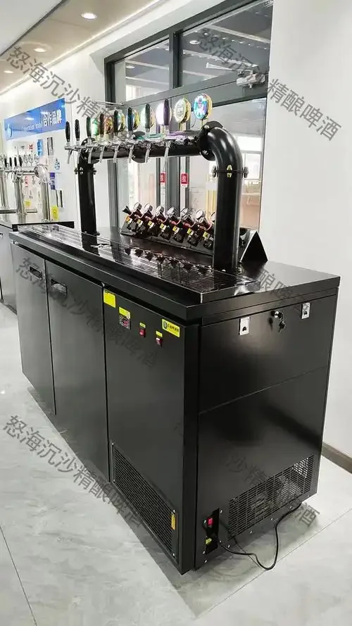 家用酿酒机在厨房工作台上的实拍图，配有原料和成品酒液展示_1